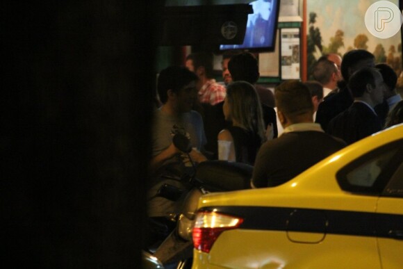 Marcelo Adnet foi flagrado em um bar no bairro do Leblon, na Zona Sul do Rio