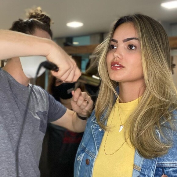 Filha de Kelly Key, Suzanna Freita apareceu com os fios curtos
