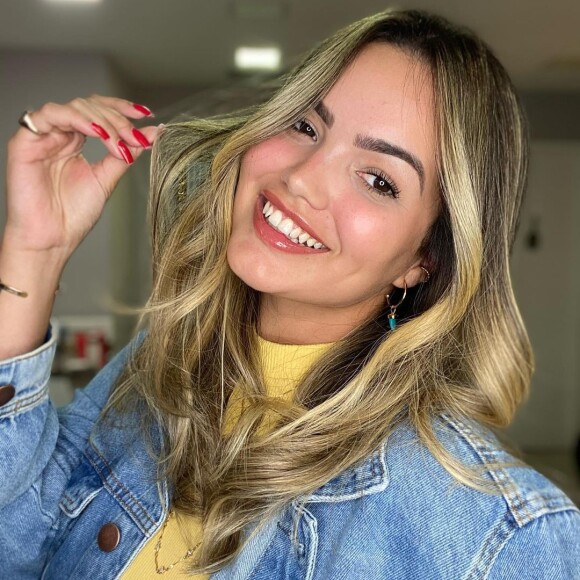 Filha de Kelly Key, Suzanna Freitas deixou o cabelão para trás 