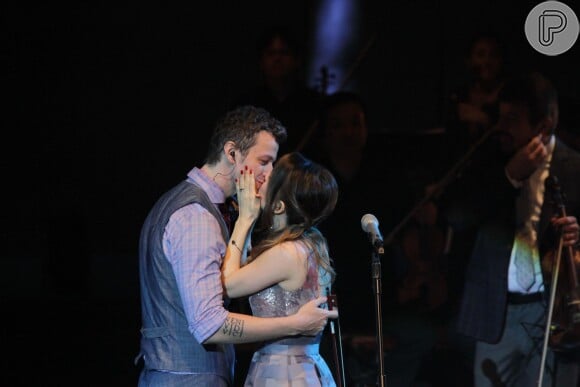 Sandy beija o marido, Lucas Lima, após participação no DVD da Família Lima, em São Paulo, em 12 de novembro de 2014