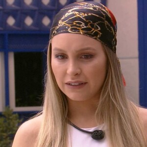 'BBB 21': Carla Diaz repreende Arthur por 'piti na hora errada'. 'Quantos anos você tem?'