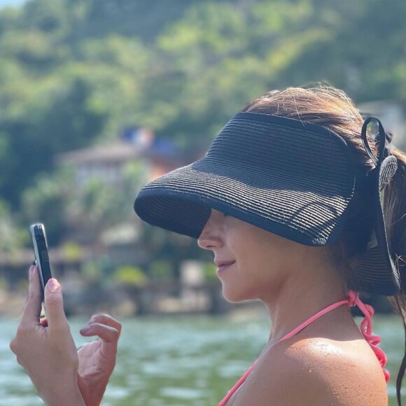 Thais Fersoza posou deitada na praia e comentou momento de relaxamento em família