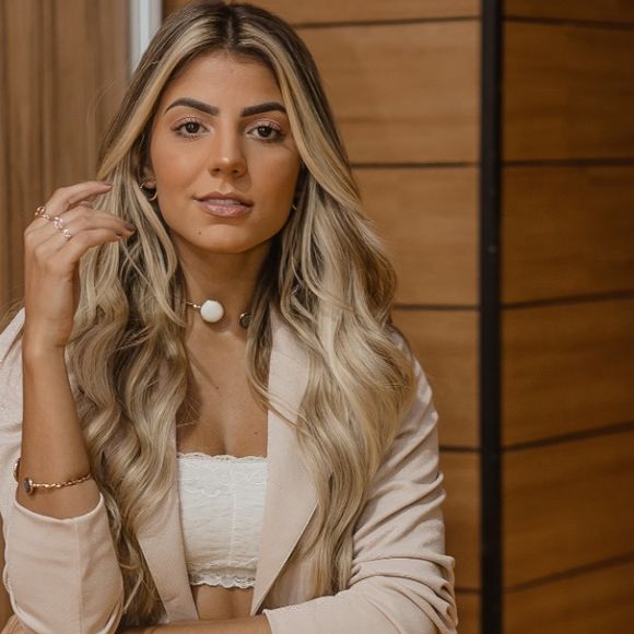 Hariany Almeida está vivendo affair com empresário