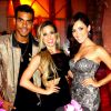Marcelo Mello Jr. foi à festa de aniversário da professora Raquel Guarini, do 'Dança dos Famosos', ao lado da namorada, Caroline Alves, em restaurante do Rio de Janeiro, em 12 de novembro de 2014