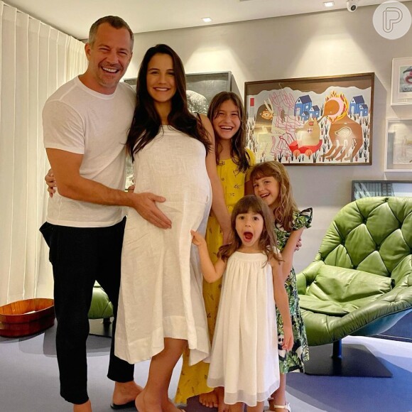Kyra Gracie em foto ainda grávida de Rayan com o marido, Malvino Salvador, a enteada, Sophia, e as filhas, Ayra (6 anos) e Kyara (de 4 anos)