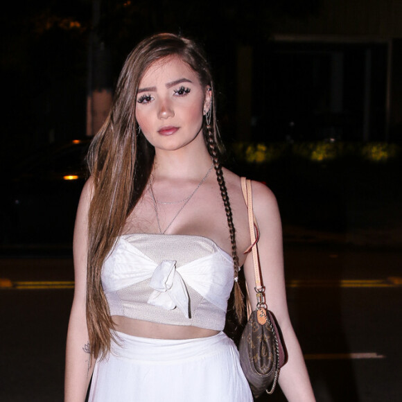 Anna Livya Padilha implantou silicone nos seios e fez lipo LAD