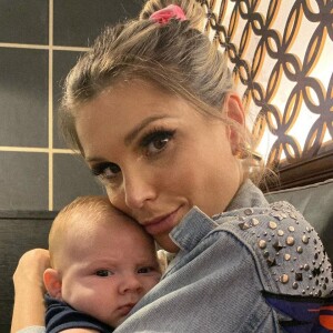 Filho de Marcelo Zangrandi e Flavia Viana esbanja fofura em fotos