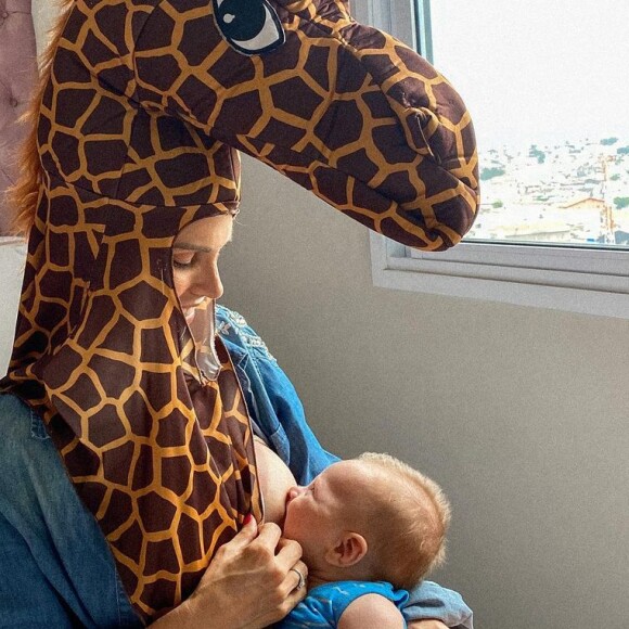Flavia Viana encontra maneiras divertidas na hora da amamentação do filho, Gabriel