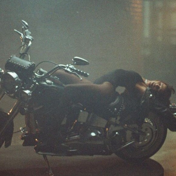 Bruna Marquezine apareceu sexy em fotos para uma campanha de moda