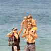 Fernanda Lima costuma se exercitar e aproveitar a praia ao lado do marido, Rodrigo Hilbert, e dos filhos gêmeos do casal, João e Francisco