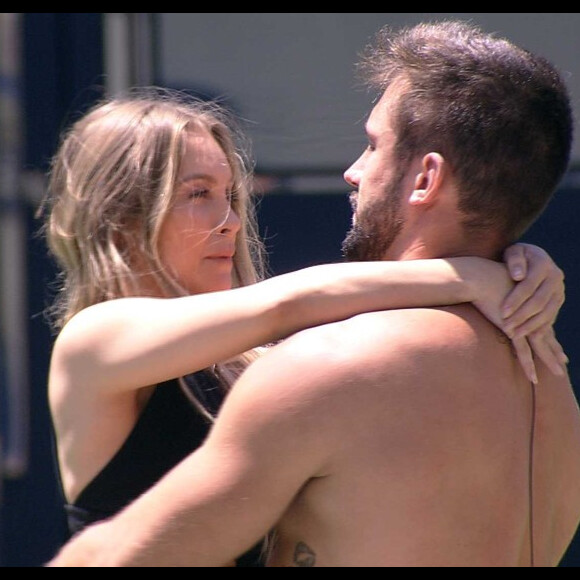 'BBB 21': Carla Diaz comenta decisão de abraçar e beijar Arthur