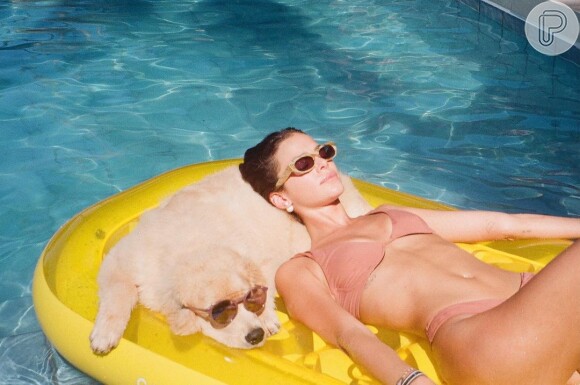 Enzo Celulari já foi clicado na piscina da casa de Bruna Marquezine com uma das cachorrinhas da atriz