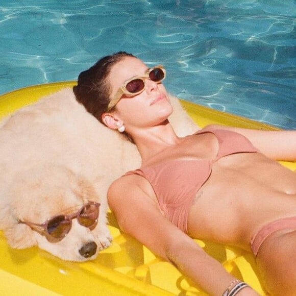Enzo Celulari já foi clicado na piscina da casa de Bruna Marquezine com uma das cachorrinhas da atriz