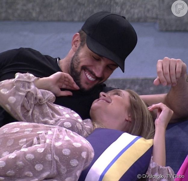 Bbb 21 Carla Diaz E Arthur Chocam Web Com Edredom E Internautas