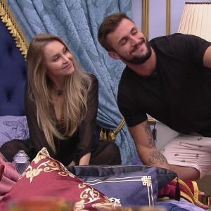 'BBB 21': Carla Diaz e Arthur esquentam clima no edredom e web cita Karol Conká