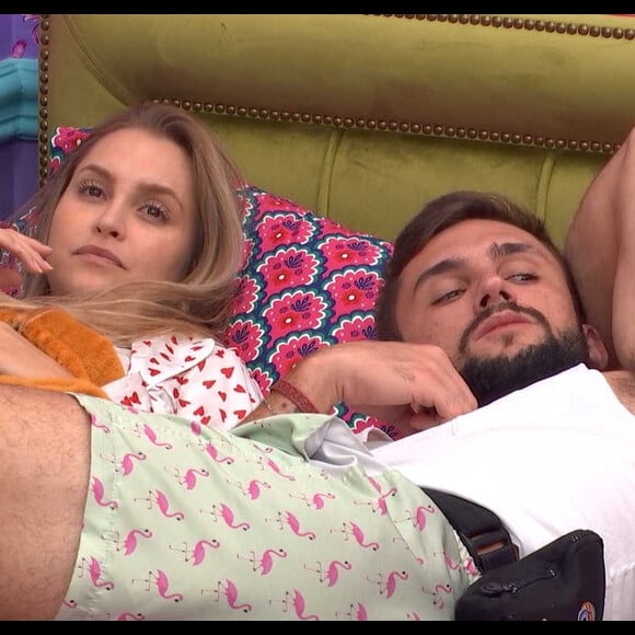 'BBB 21': Carla Diaz e Arthur se animaram embaixo do edredom e movimentaram a web