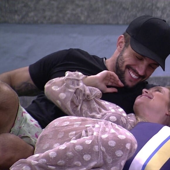 'BBB 21': Carla Diaz abraçou Arthur mesmo com 'brother' envolto em lençol