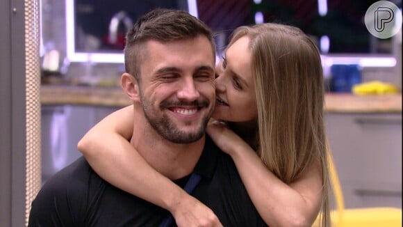 'BBB 21': Carla Diaz tentou consolar Arthur após eliminação de Projota e web não perdoa