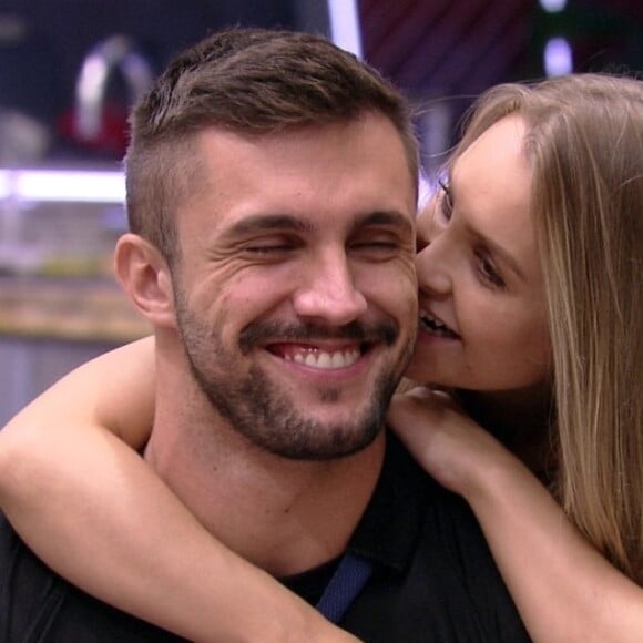 'BBB 21': Carla Diaz tentou consolar Arthur após eliminação de Projota e web não perdoa