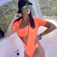 Maiô de Andressa Suita: roupa de praia neon valorizou bronzeado da modelo