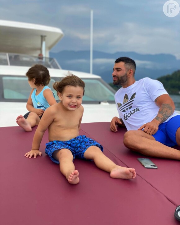 Filhos de Andressa Suita e Gusttavo Lima apareceram em foto com o pai no Instagram