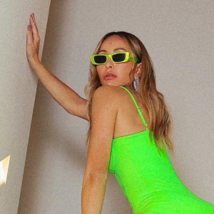 Sabrina Sato apostou em look sexy, com recortes e retalhos para ensaio fotográfico