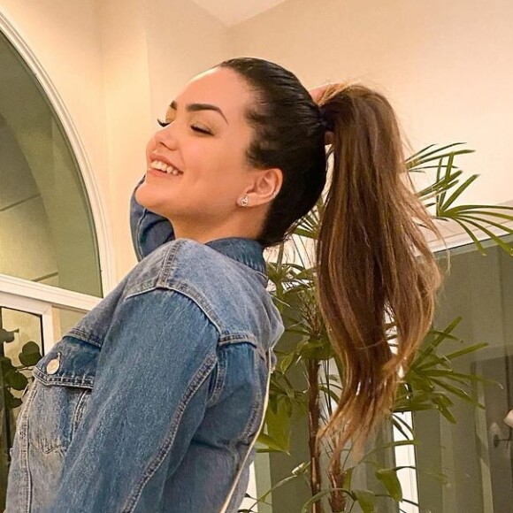 Suzanna Freitas brincou sobre efeitos de operação nos seios: 'Estou muito curvada, porque estou com medo de fazer movimentos muitos bruscos, e ficar arrebitada. Então, fico toda torta'