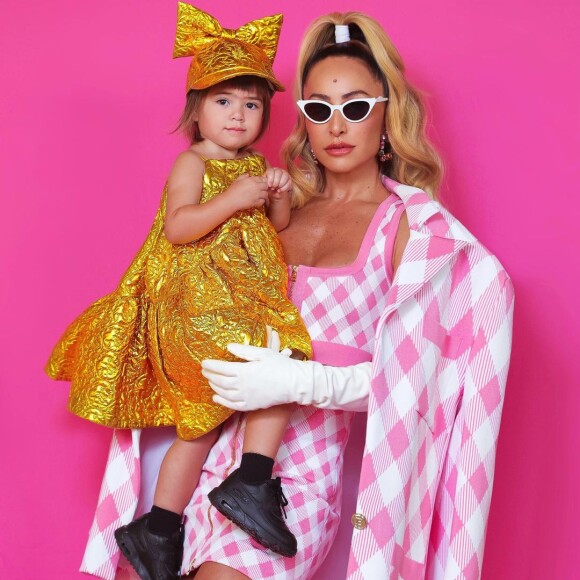 Sabrina Sato adora compartilhar os looks fashionistas da filha Zoe