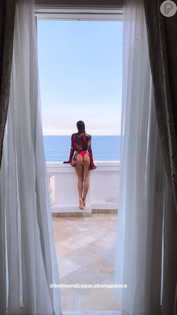 Bruna Marquezine posou com biquíni vermelho na sacada de hotel