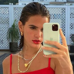 Bruna Marquezine combina biquíni asa delta e batom em foto e Enzo Celulari elogia: 'Linda'