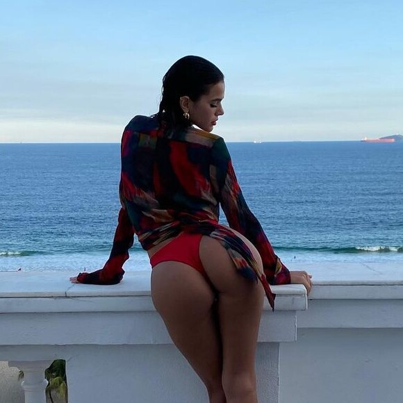 Bruna Marquezine posou com biquíni fio-dental na sacada de hotel no Rio de Janeiro