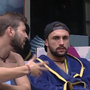 'BBB 21': Fiuk foi alvo de conversa de Arthur e Caio