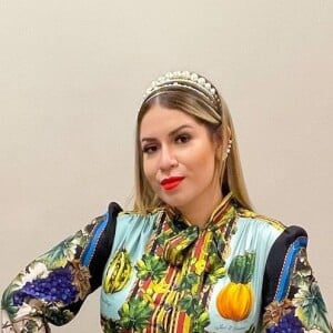 Marília Mendonça treinou de top e calça legging de cintura alta, deixando parte da barriga à mostra