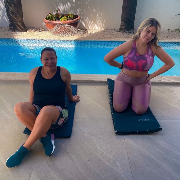 Marília Mendonça treina com a mãe de top e calça, exibindo corpo sequinho após dieta + exercícios físicos