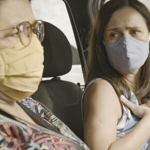 Reta final da novela 'Amor de Mãe': Thelma (Adriana Esteves) sequestrou Lurdes (Regina Casé) e vai dopar a babá depois que ela for recapturada