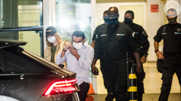 Marina Ruy Barbosa desembarcou em São Paulo e foi cercada por seguranças