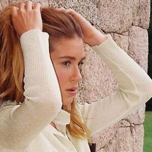 Marina Ruy Barbosa usa biquíni de lacinho em foto com minibolsa de grife