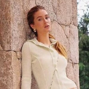 Marina Ruy Barbosa posa de biquíni e casaco em foto, em 3 de abril de 2021