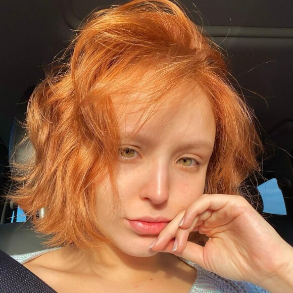 Com textura, cabelo curtinho de Larissa Manoela fica mais volumoso