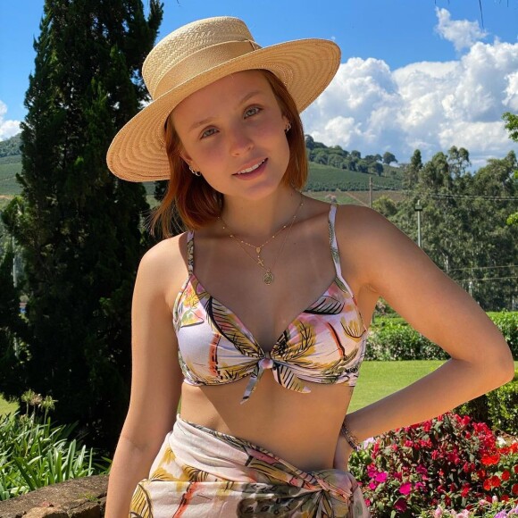 Larissa Manoela investe em acessórios, como chapéus, nos fios curtinhos