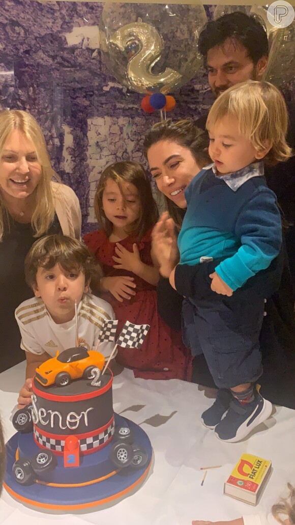 Filho de Patricia Abravanel e Fabio Faria, Senor ganhou festa de 2 anos ao lado dos pais e dos irmãos, Jane  (3 anos) e Pedro (6 anos)