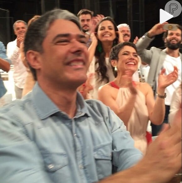 Artistas da Globo cantam parabéns para William Bonner durante gravação da vinheta de fim de ano, em 16 de novembro de 2014