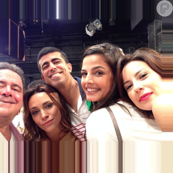 Leo Jaime faz selfie com Suzana Pires, Marcius Melhem, Emanuelle Arújo e Andreia Horta participam da gravação da vinheta de fim de ano da Globo