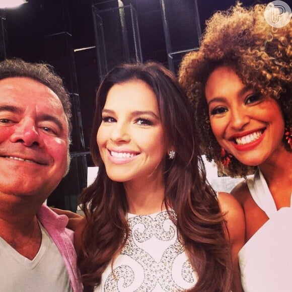 Mariana Rios e Sheron Menezzes posam com Leo Jaime na gravação da vinheta de fim de ano da Globo