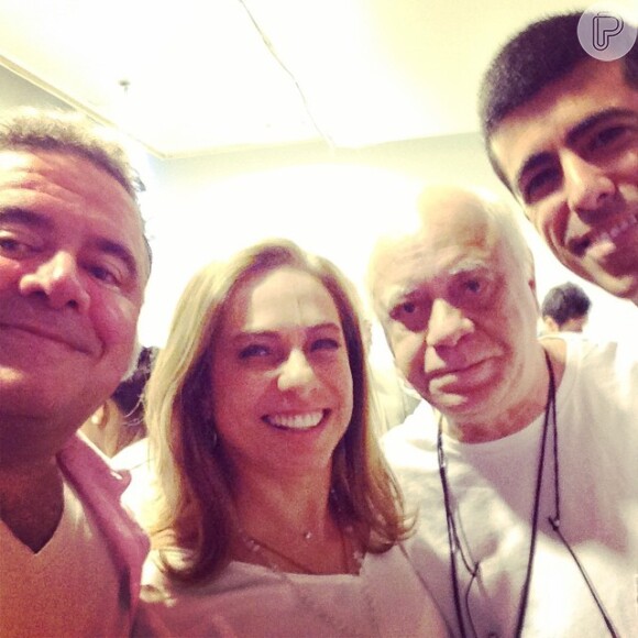 Leo Jaime faz selfie em camarim da vinheta de fim de ano da Globo