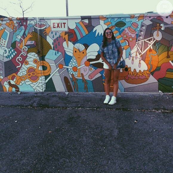 Bruna Marquezine visita centro de artes em Miami, nos Estados Unidos