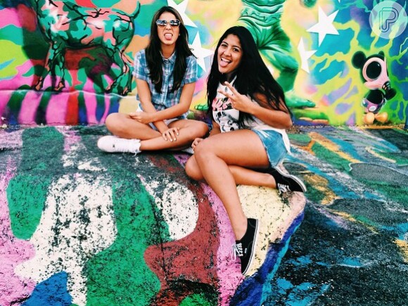 Bruna Marquezine visita centro de artes em Miami, nos Estados Unidos, com amiga, Anajulia