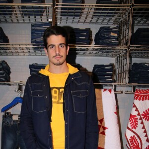 Enzo Celulari adotou uma filhote de gato com Bruna Marquezine