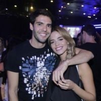 Carol Dias posta vídeo beijando Kaká ao comemorar 39 anos do marido: 'Orgulho!'