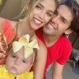 Filha de Carol Dias e Kaká roubou a cena por expressão em foto com os pais
